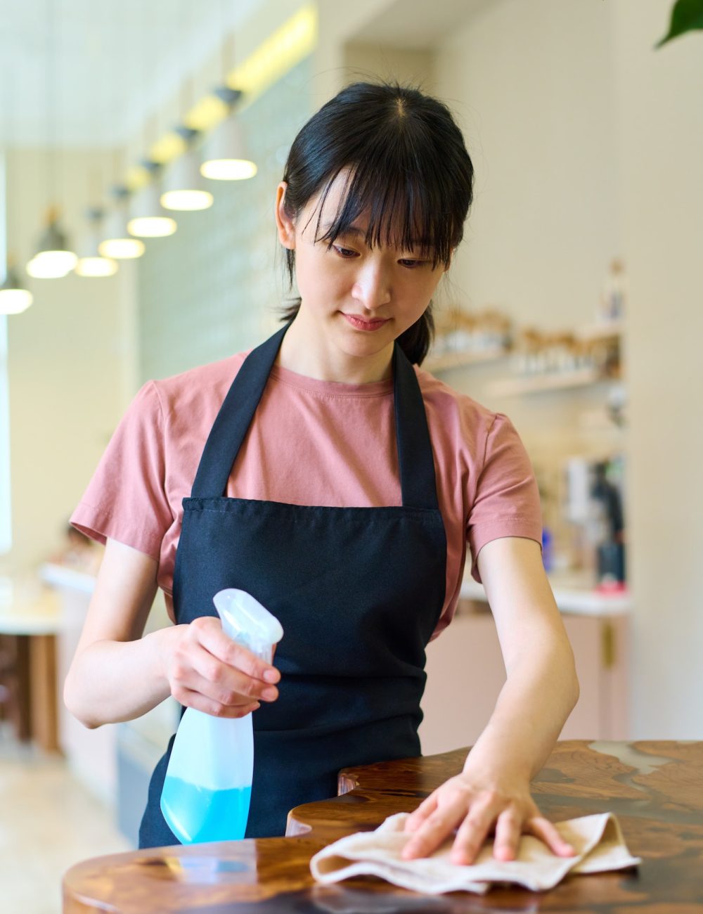 waitress-cleaning-table-after-guest.jpg waitress-cleaning-table-after-guest.jpg